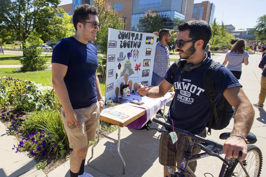 Latinos Unidos presentando en la feria en el campus.