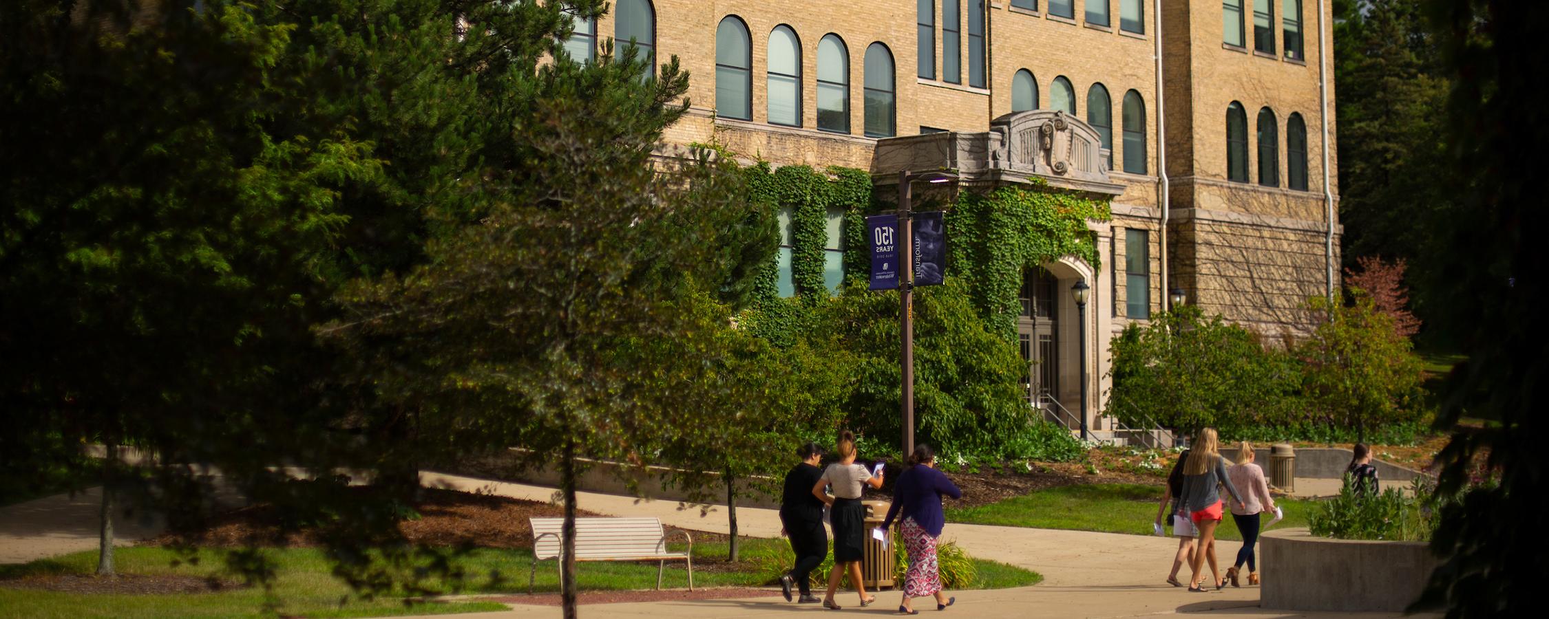 Picture of people walking in front of Hyer Hall on 足彩平台 campus