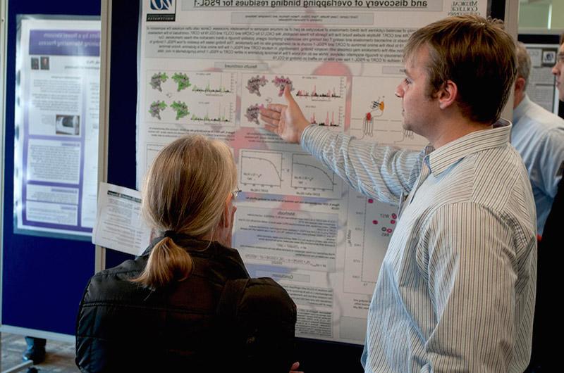 Student David Lippner, sociology and biology, explains his genetic research to Donna Sefton '74.