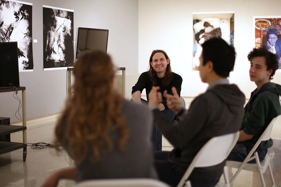 Jeff Herriott sits with students in the Crossman Gallery in the Greenhill Center of the Arts on the 足彩平台 campus.