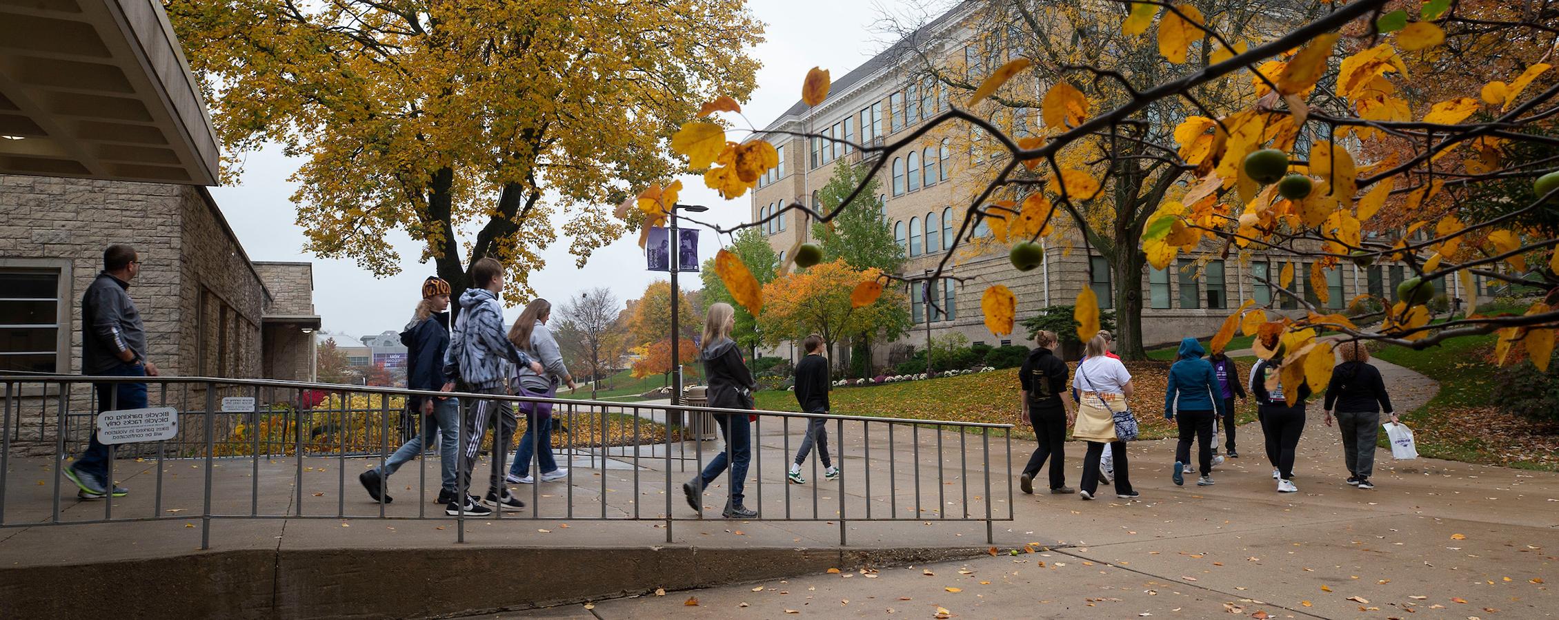 Students walking out of Andersen Library at 足彩平台